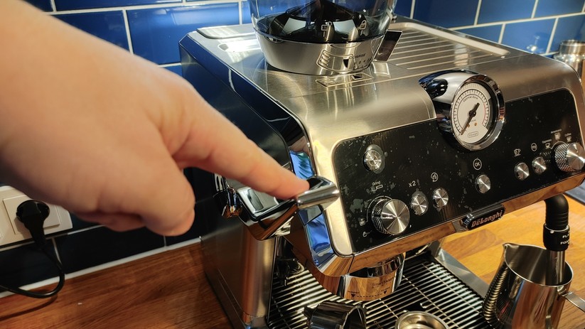 Der Hebel bedient den Smart Tamper, der mit immer gleichem Anpressdruck das Kaffeemehl im Siebträger festdrückt. Das funktioniert im Test sehr gut. 