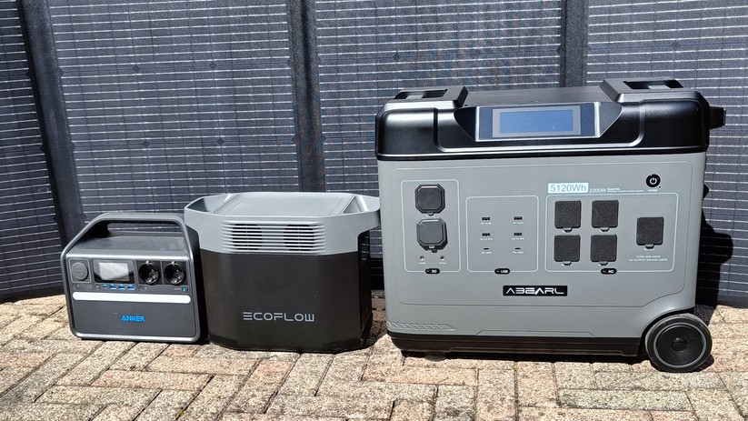 XL-Powerstations wie die Oukitel Abearl P5000 (rechts) sind nur noch bedingt mobil.