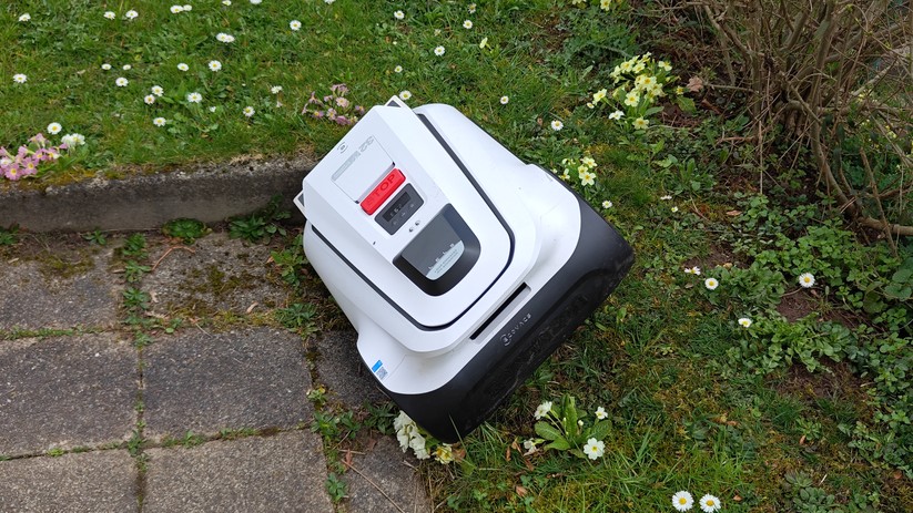 Erst nach einer erneuten Kartierung meistert der Ecovacs Goat A1600 RTK die enge Verbindung zwischen unseren Mähzonen.
