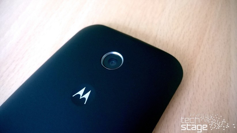Auf der Rückseite sitzt die 5-Megapixel-Kamera des Moto E – leider ohne Autofokus.
