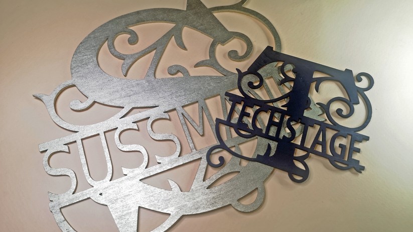 Diese Namensschilder wurden bereits lackiert.