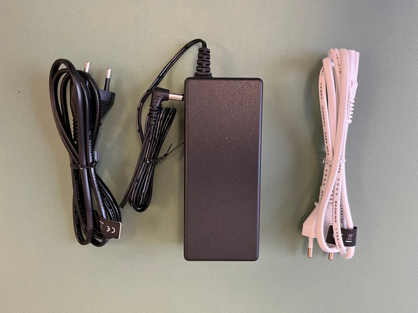 Sub mit weißem Kabel, Soundbar mit schwarzem Kabel