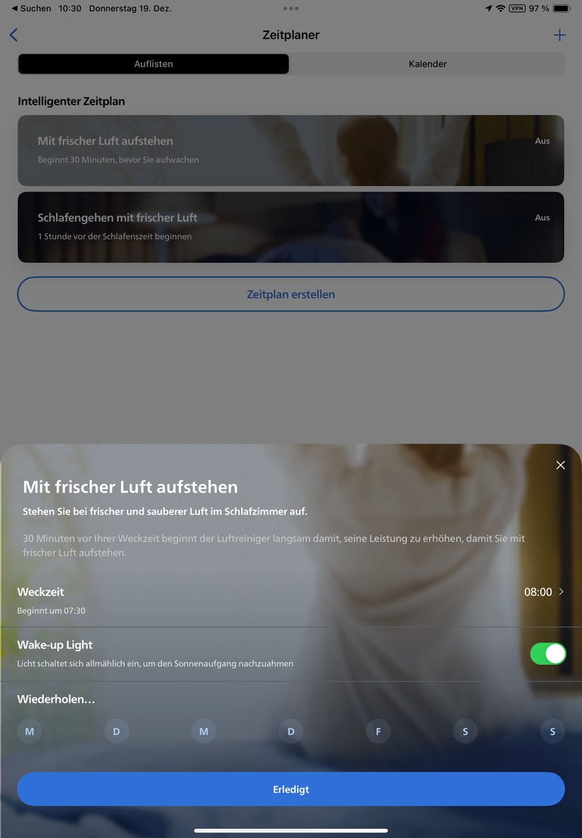 Mit der App Air+ können Anwender den Philips-Lufteiniger nicht nur einfach steuern und Zeitpläne anlegen. Sie bietet auch Informationen zur Funktionsweise des Geräts und zur Luftqualität. Außerdem integriert sie das Benutzerhandbuch und erläutert die Vorgehensweise für Reinigung und Austausch der Filter. 