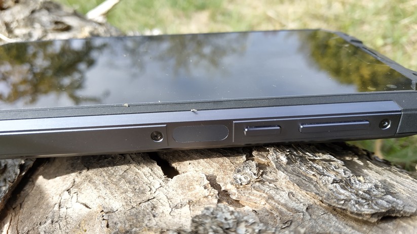 Seitlich unterhalb des Power-Buttons sitzt ein Fingerabdruckscanner.