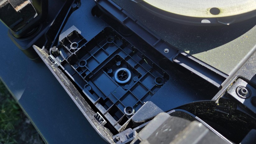 Das separat erhältliche PreciEdge-Modul ist nicht serienmäßig im Lieferumfang enthalten. Der Hersteller verspricht damit randnäheres Mähen bis auf 3 cm. Ohne dieses Modul bleibt bauartbedingt mindestens ein Rand von 10 cm ungemäht.