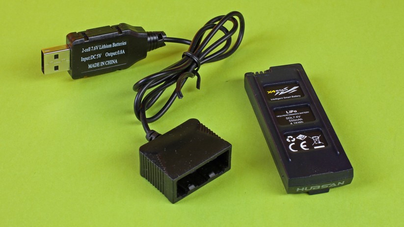 Hubsan nutzt einen eigenen Stecker-Standard – der Akku wird einfach ins Modell geschoben und rastet automatisch ein.