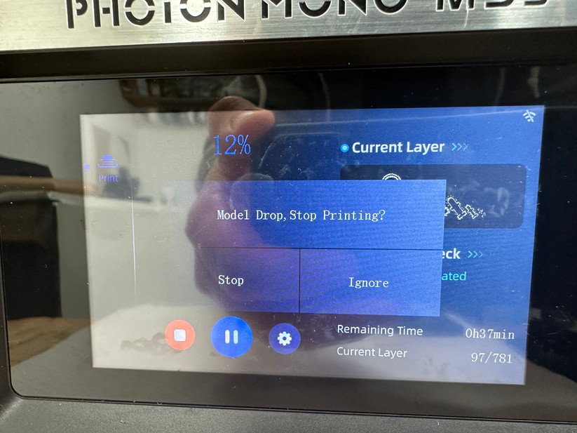Der Anycubic Photon M5s erkennt, wenn es Probleme beim Druck gibt.