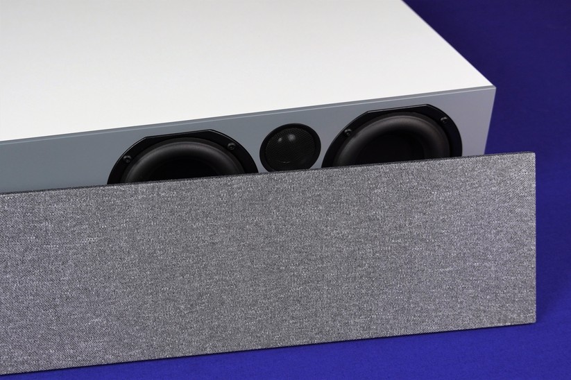 Nubert Nuboxx AS-425 max: Die graue Stoffblende lässt sich über Magnete blitzschnell entfernen und wieder anbringen.