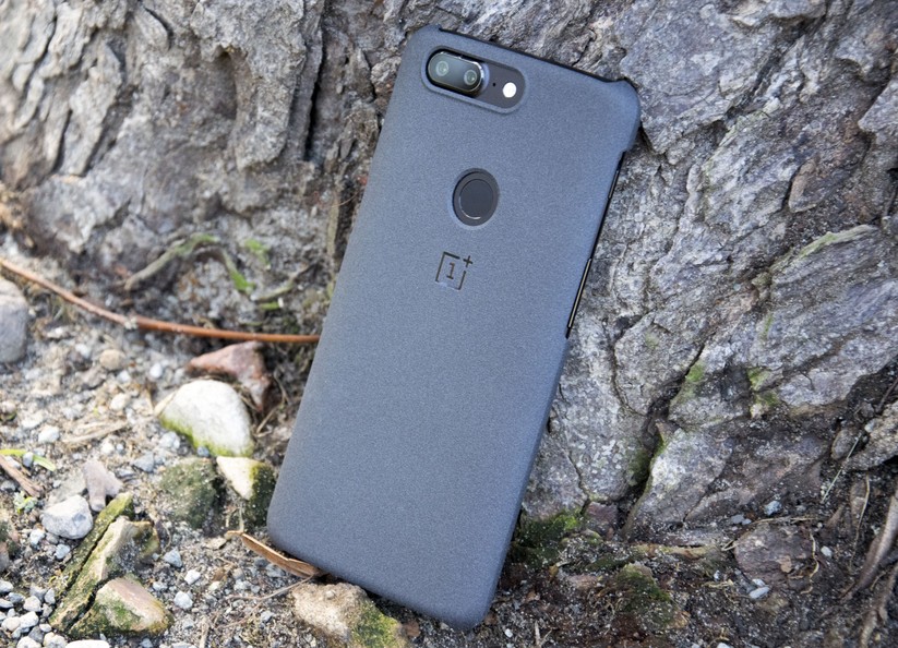 Der Fingerabdruck-Sensor ist bequem zu erreichen; die Dual-Kamera macht einen guten Job.