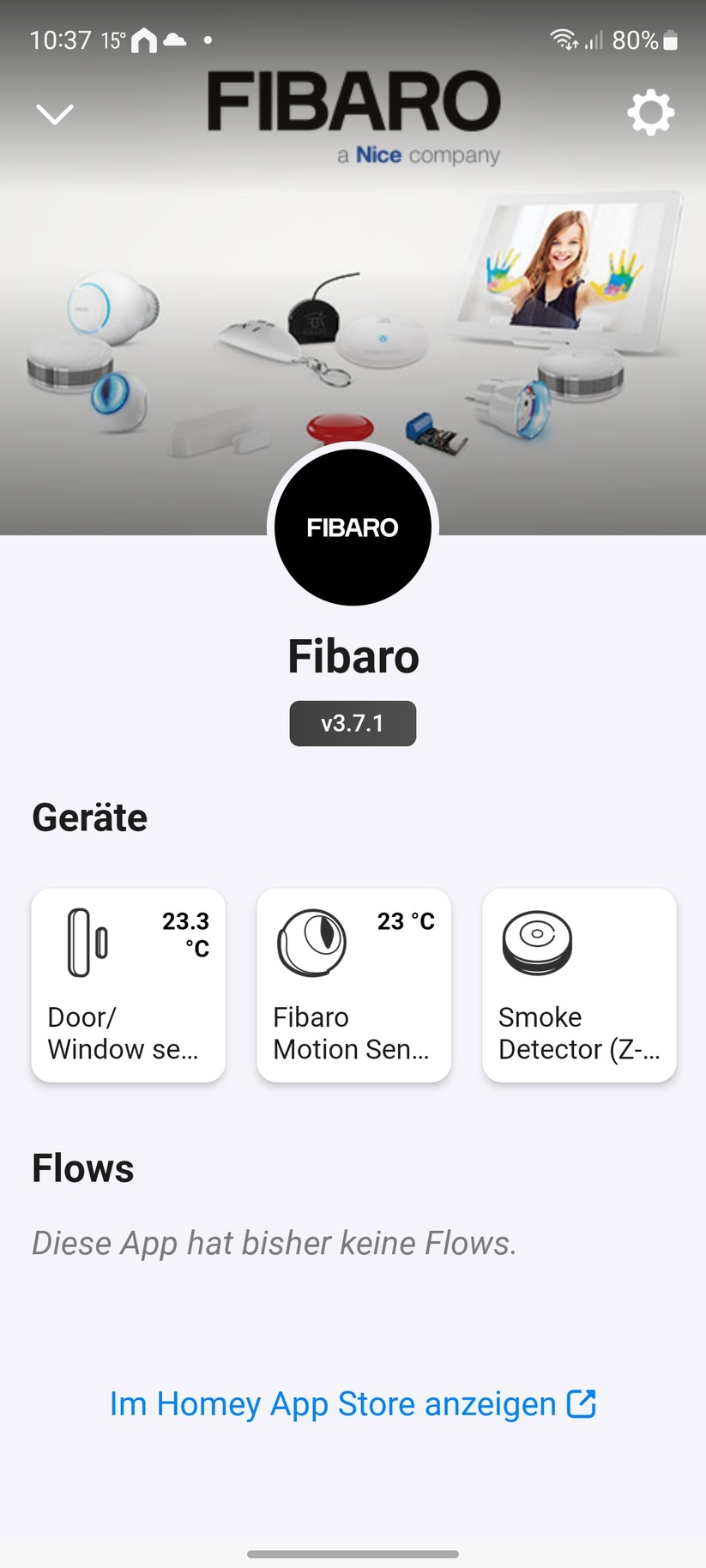 Der Fibaro Rauchmelder kommuniziert über Z-Wave und lässt sich in kompatible Smart-Home-Zentralen wie Homey Pro einbinden. Damit steht er für Automatisierungen in Kombination mit anderen Smart-Home-Komponenten zur Verfügung.