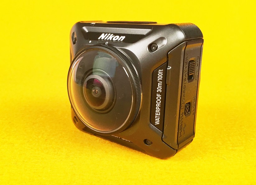 Die seitliche Klappe ist gut gegen versehentliches Öffnen gesichert.