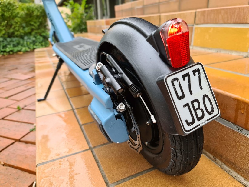 Sehr schön: Das Licht schaltet sich mit dem E-Scooter ein und aus. 