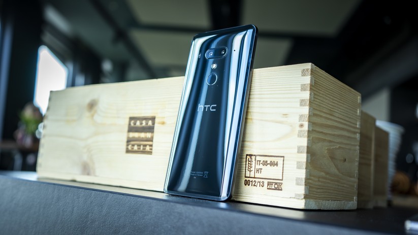 Die Rückseite des HTC U12+ ist aus Glas.