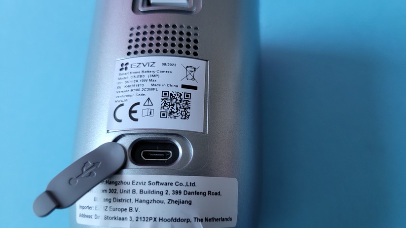 Ezviz EB3: Die Stromversorgung (Solarpanel oder Netzteil) erfolgt über eine Micro-USB-Buchse.