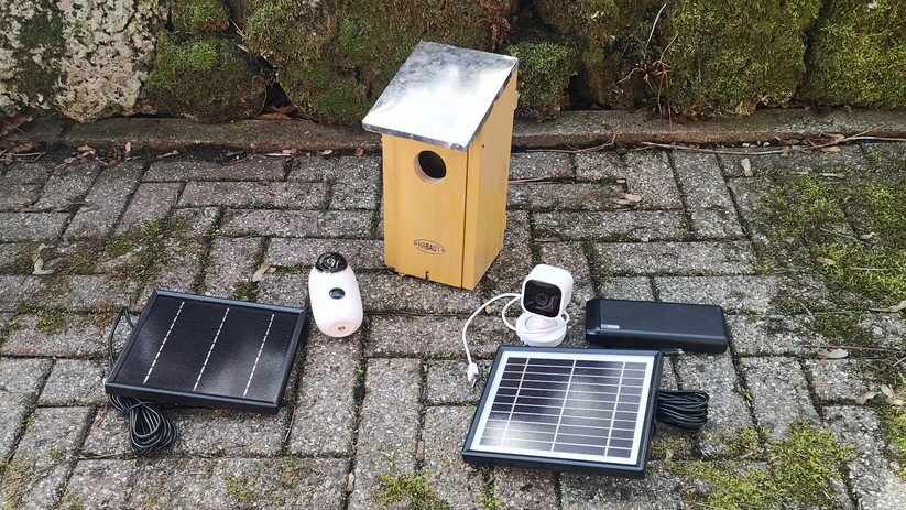 Für unseren Nistkasten brauchen wir entweder eine Solar-Überwachungskamera oder eine WLAN-Kamera, Solarpanel und Pass-Through-Powerbank. Die zweite Variante ist aber teurer.