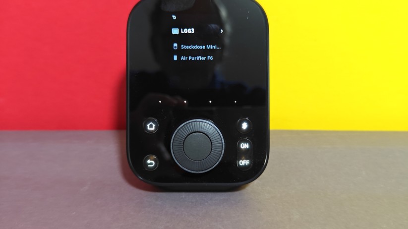 Anwender können mit dem Hub 3 Switchbot-Geräte über einen Touch-Bildschirm und einen Drehregler steuern. Der Hub integriert auch viele Infrarot-Fernbedienungen, sodass alte Geräte smart werden. Als Matter-Bridge kann er viele Geräte auch an andere Plattformen wie Apple Home und Home Assistant weiterreichen.