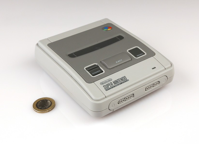 Die Münze zeigt's: Das SNES Mini Classic ist winzig.