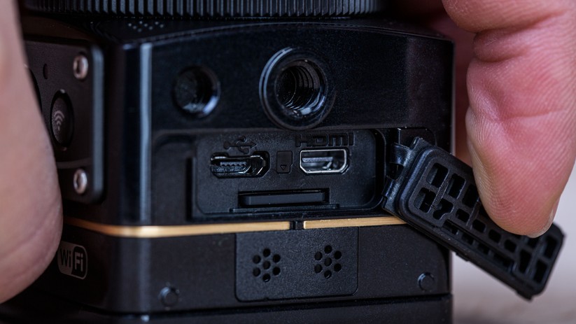 Unter einer Plastikkappe auf der Unterseite verbergen sich microSD-Slot, Micro-USB-Port und Micro-HDMI-Ausgang.