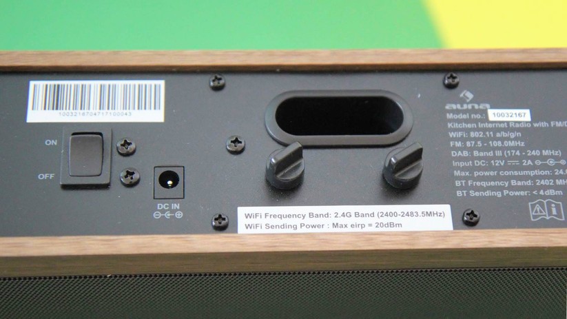 Auf der Rückseite befinden sich Anschlüsse für Stromversorgung und Antenne. Die beiden Drehknöpfe verdecken die Befestigungsvorrichtung für die optionale Tablet-Halterung.