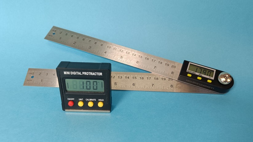 Zwei verschiedene digitale Winkelmesser.