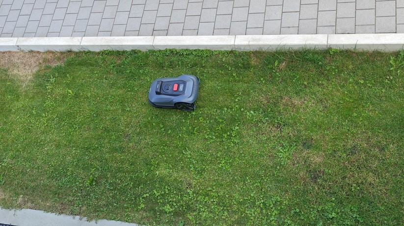 Natural Expression Performance 7: Kamerabasierter Mähroboter für Flächen bis 500 m² und einer Schnittbreite von 18 cm.