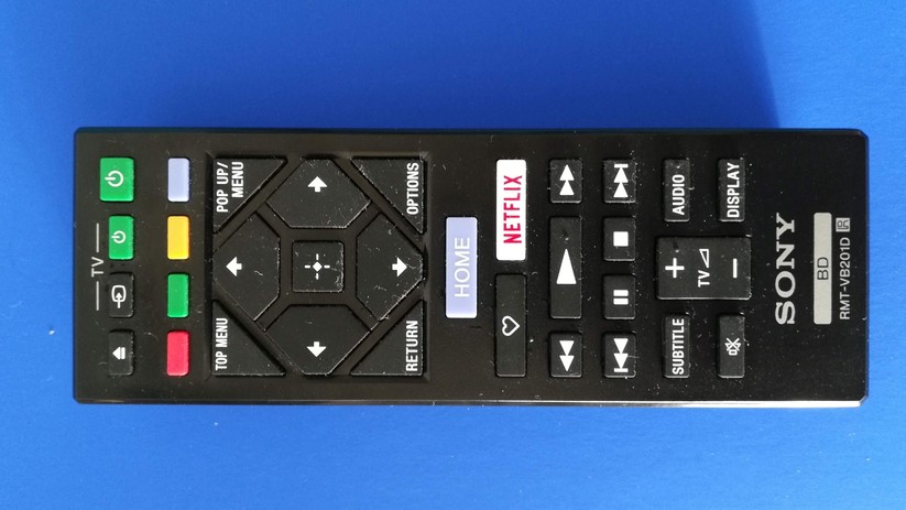 Die Fernbedienung des Sony UBP-X700 ist ähnlich kompakt wie das Gerät selbst.
