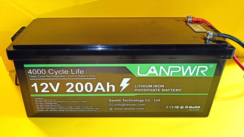 Ein LiFePO4-Akku mit 12 V und 200 Ah.