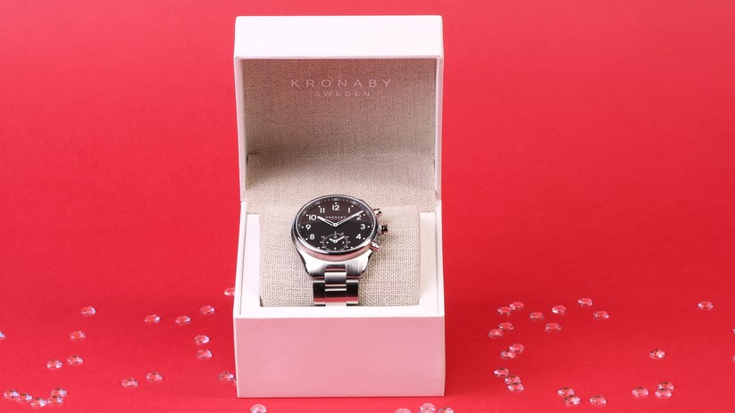 Die Uhr kommt sehr ordentlich verpackt beim Kunden an.