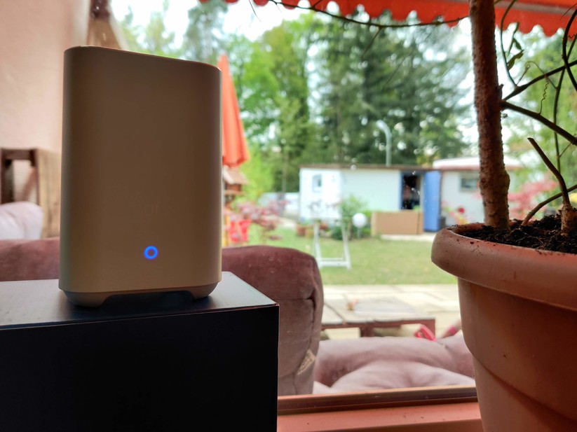 Im Test-Setup steht die Homebase 2 als Reichweitenverstärker am Fenster.