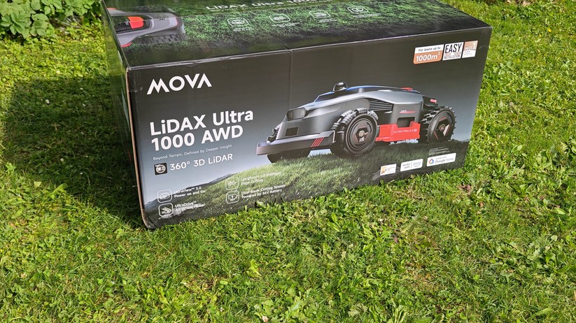 Mova Lidax Ultra 1000 AWD: Lidar-Mähroboter mit 40 cm Schnittbreite und 243 Wh-Akku. Das schwimmende Mähdeck wird beim Randmähen seitlich ausgefahren, sodass im optimalen Fall nur ein Rand von unter 5 cm ungemäht bleibt. Etwas Nacharbeit mit einem Rasentrimmer ist also an Rändern nötig.