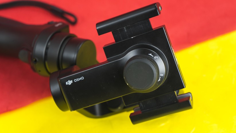 Smartphone einlegen, festschrauben und Gleichgewicht herstellen.