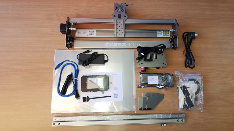 So sieht der Lieferumfang aus - bei diesem Tischlaser ist keine Schutzbrille beigepackt!