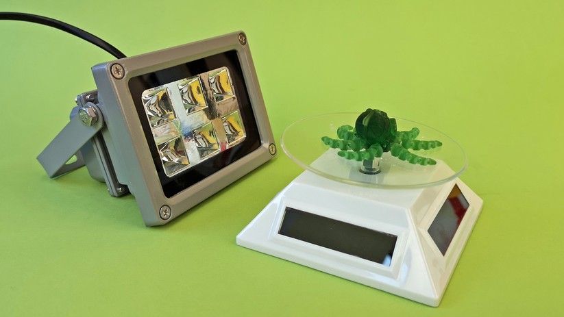 Ein motorisierter Drehteller hilft bei der gleichmäßigen Aushärtung.