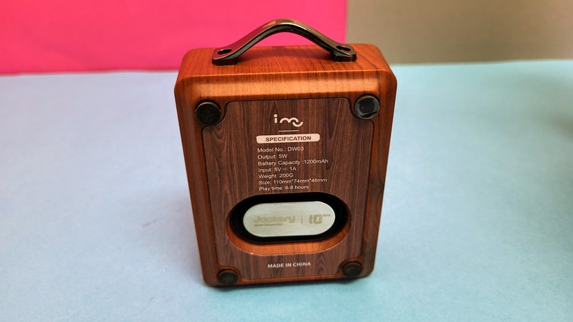Retro-Radios und Bluetooth-Lautsprecher