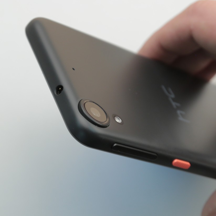 Die Hauptkamera hat eine Auflösung von 8 Megapixeln, einen optischen Bildstabilitsator gibt es aber nicht. Auffällig ist der seitliche Power-Button in Signalfarbe.