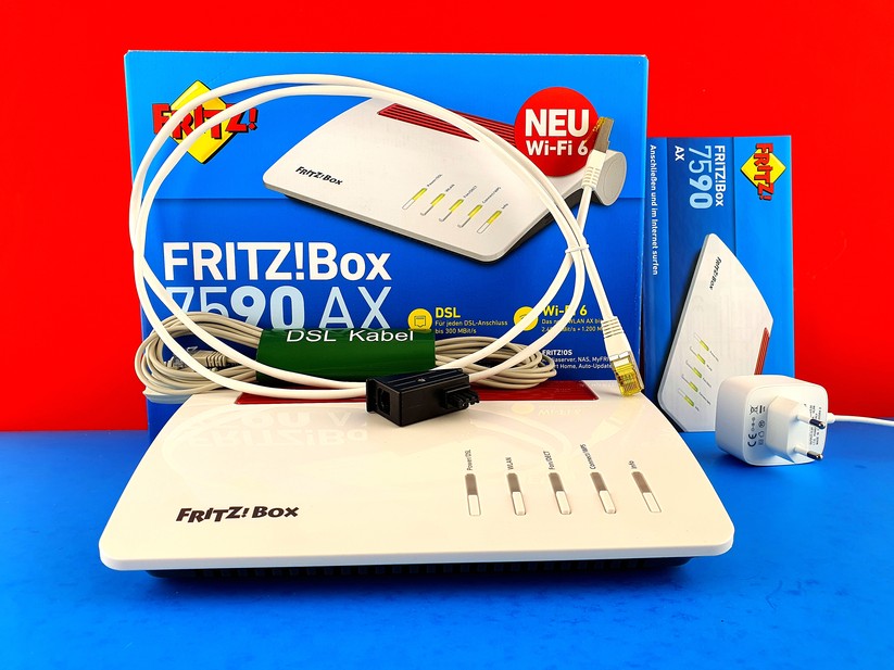 Lieferumfang der Fritzbox 7590 AX (Bild: Harald Karcher).
