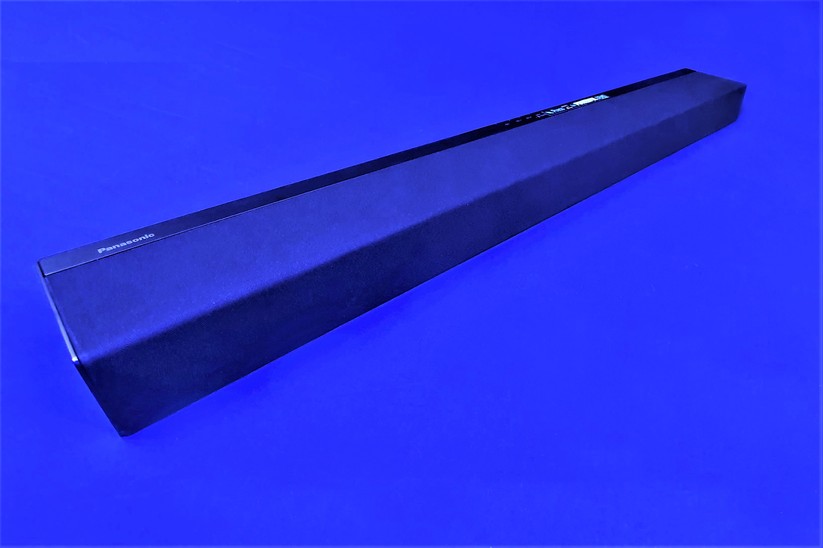 Panasonic SC-HTB496: Die 80 Zentimeter lange Panasonic-Soundbar ist in schwarzen Akustikstoff gehüllt.