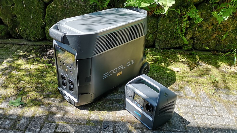 Delta Pro (3600 W) und Anker Powerhouse 521 (200 W) im Größenvergleich. 