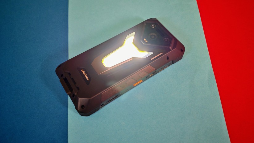  Outdoor-Handy mit Beamer, Nachtsichtkamera und XXL-Akku 