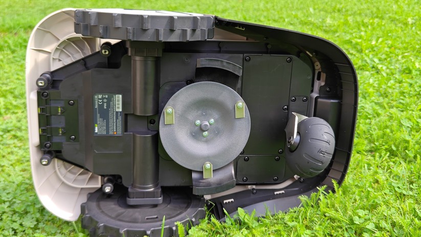 Der Roboup Raccoon 2 SE bietet ein 20 cm breites Schnittsystem mit einem Abstand zum Rand von etwa 10 cm. So viel bleibt bei einer Kante mit fester Begrenzung bauartbedingt ungemäht.