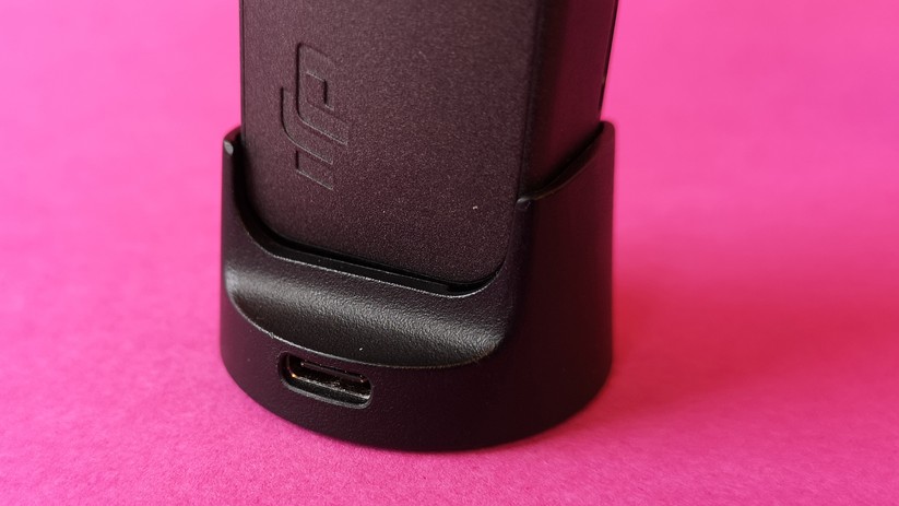 Der Funkadapter dient gleichzeitig als Standfuß.