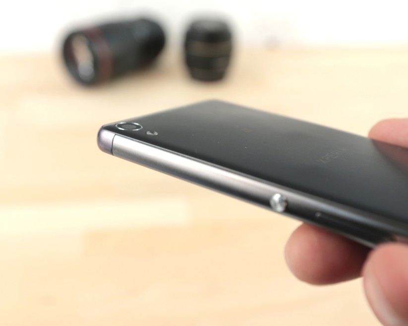 Das Objektiv steht, anders als bei vielen anderen Smartphones, nicht aus dem Gehäuse heraus. 