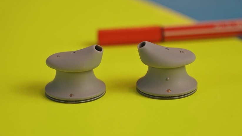 Trotz viel des großen Volumens ist der Klang der Microsoft Surface Earbuds eher schmal. 