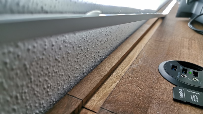 In die Nut wurde ein LED-Profil mit LED-Strip eingelegt