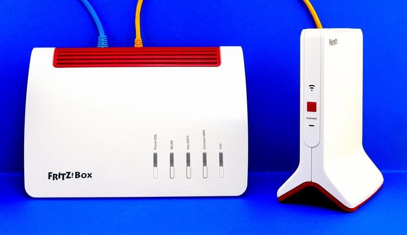 Die Fritbox 7590, hier mit dem Fritz Repeater 3000, ist unser WiFi-5-Testsieger. 