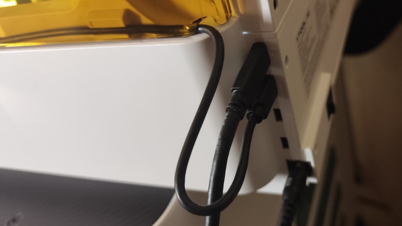 xTool M2 – Hier sind die Rotationseinheit und unser PC angesteckt.