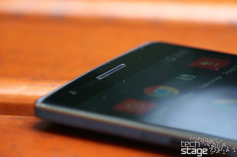 Hier sind 5-Megapixel-Frontkamera und Hörmuschel im Detail zu sehen.