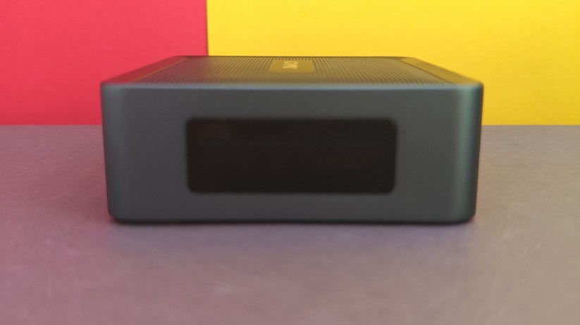 Mini-PC GXMO/Alliwava H56: Das Gehäuse ist einwandfrei verarbeitet. Sämtliche Schnittstellen sind leicht zugänglich und schließen bündig mit dem Gehäuse ab.