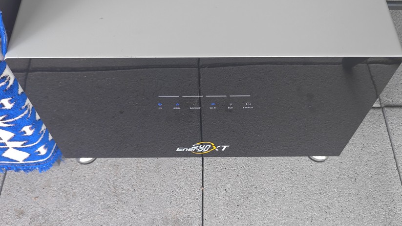 SunEnergyXT 500 Pro: Speicher für BKWs und kleine PV-Anlagen mit vier MPPTs und 5 kWh Kapazität