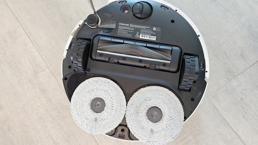 Ein Mopp und die Seitenbürste fahren bei bedarf aus |